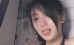 Emiko Seksi Belahan Dada Bening Montok