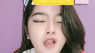 Temenin Rini Mendesah sambil Remas Susu